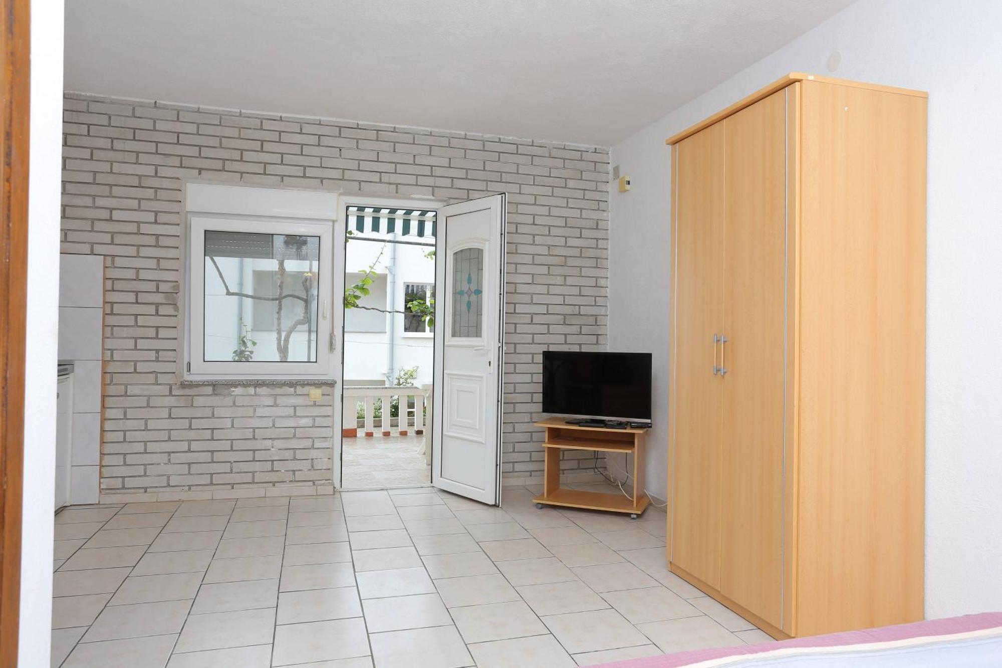 Family Friendly Apartments With A Swimming Pool Businci, Ciovo - 11232 โตรกีร์ ห้อง รูปภาพ