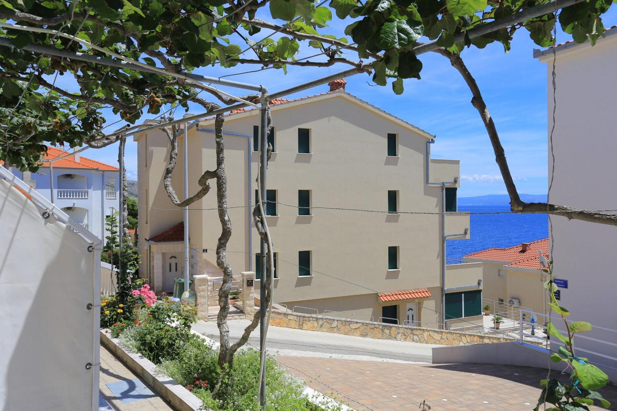 Family Friendly Apartments With A Swimming Pool Businci, Ciovo - 11232 โตรกีร์ ภายนอก รูปภาพ