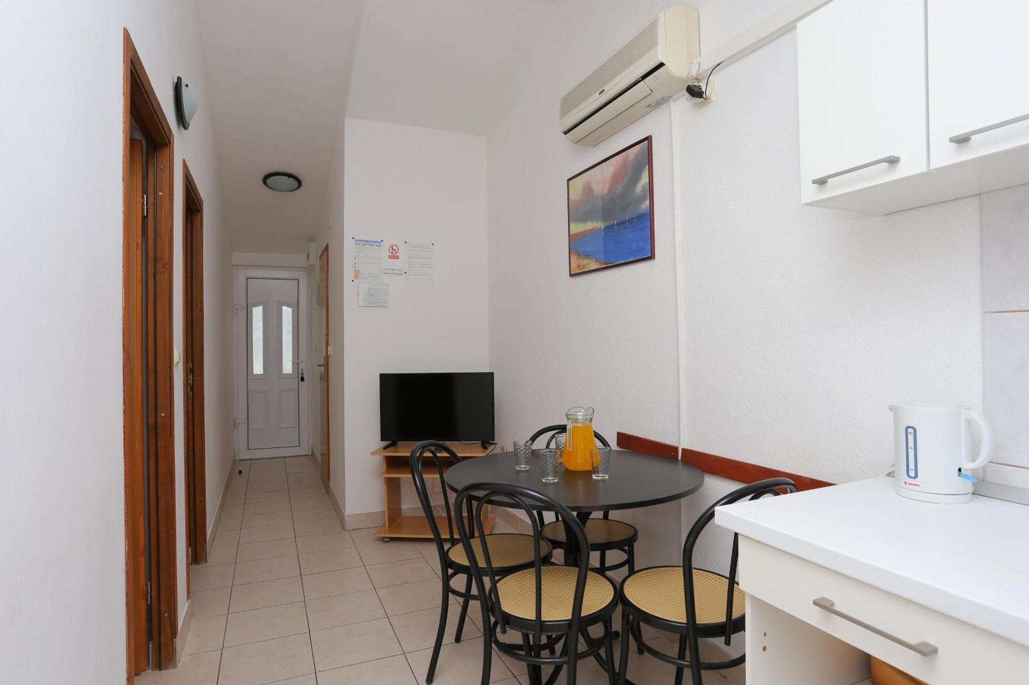 Family Friendly Apartments With A Swimming Pool Businci, Ciovo - 11232 โตรกีร์ ภายนอก รูปภาพ