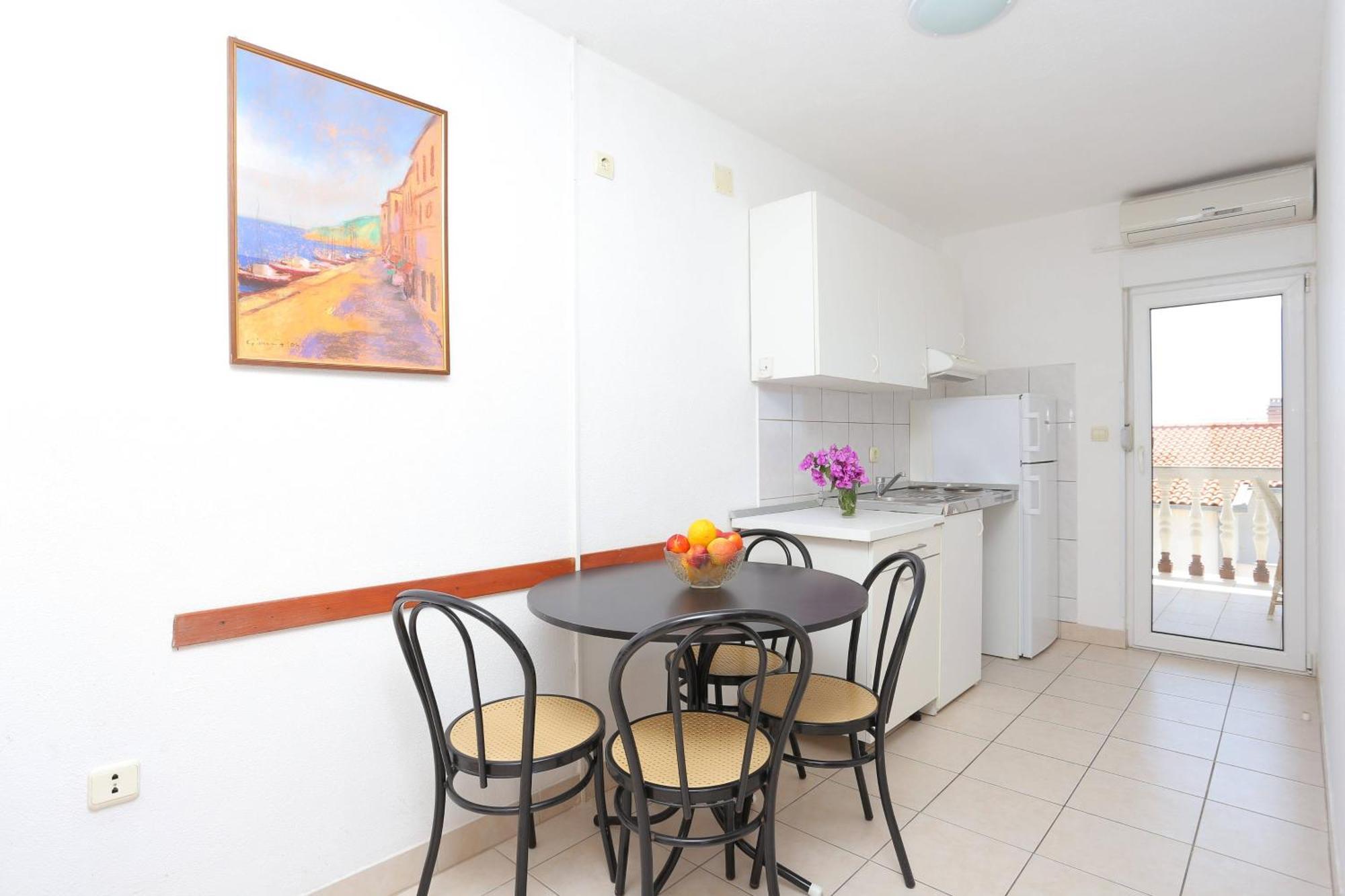 Family Friendly Apartments With A Swimming Pool Businci, Ciovo - 11232 โตรกีร์ ภายนอก รูปภาพ