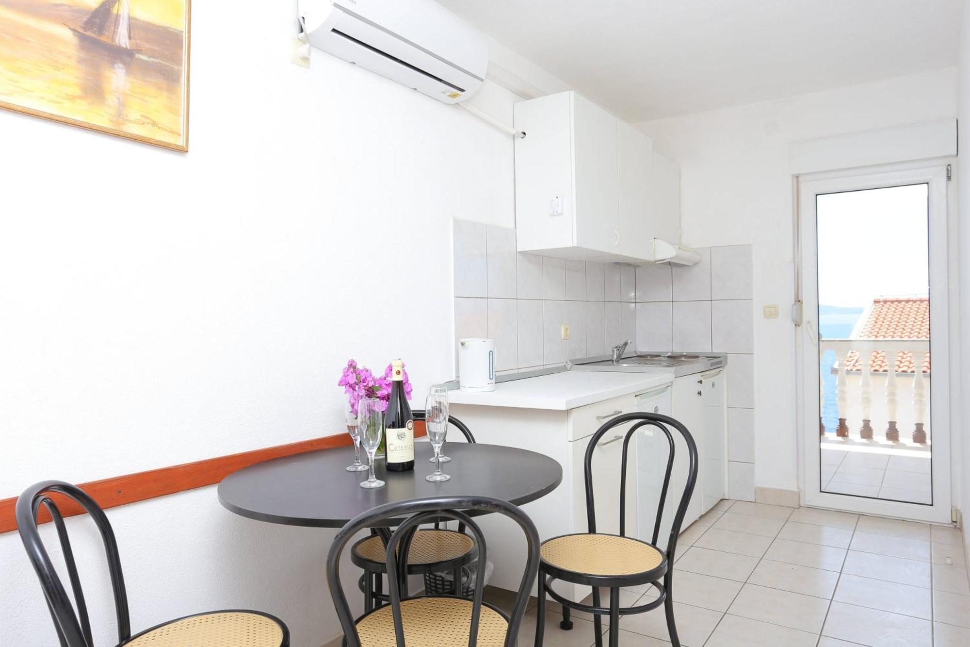 Family Friendly Apartments With A Swimming Pool Businci, Ciovo - 11232 โตรกีร์ ภายนอก รูปภาพ