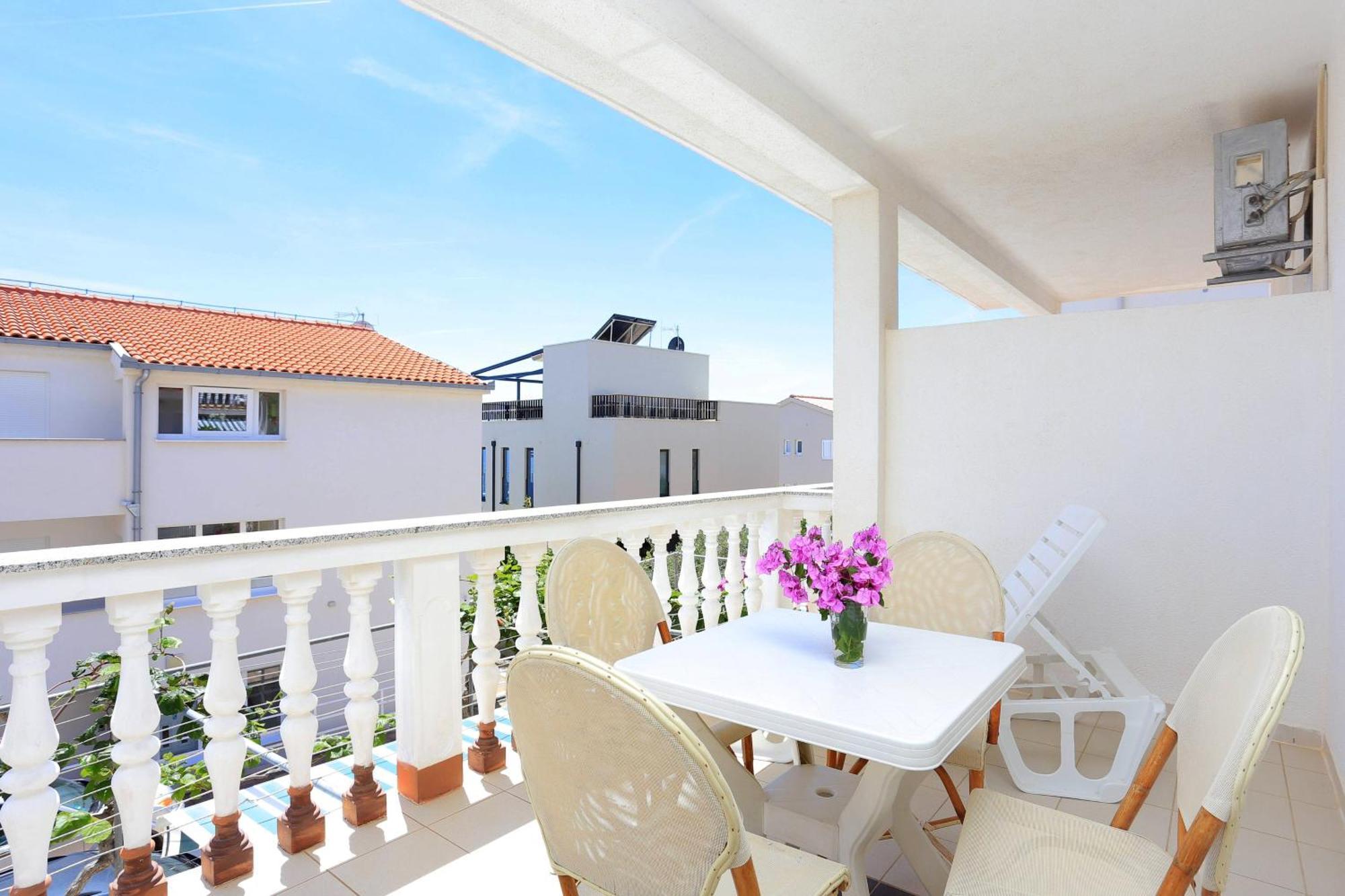 Family Friendly Apartments With A Swimming Pool Businci, Ciovo - 11232 โตรกีร์ ภายนอก รูปภาพ