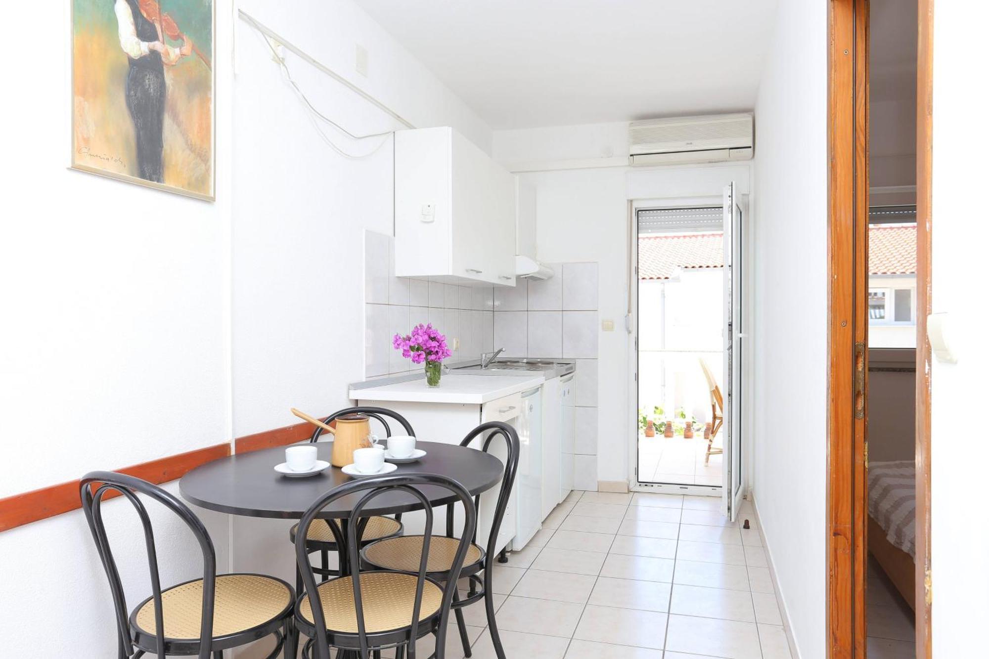 Family Friendly Apartments With A Swimming Pool Businci, Ciovo - 11232 โตรกีร์ ภายนอก รูปภาพ
